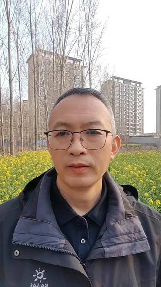 春分麦起身,一刻值千金。今日22时46分我们将迎来春天的第四个节气——春分,春分恰逢龙抬头,19年一遇。本世纪仅有三次:上一次是在2015年3月21日,下一次则要等到2045年3月20日。春分时节阴阳相半,昼夜等长。此节始宜早起,以应春天生发之气,养生之要在阴阳平衡,重视肝脾养护,心态应积极向上。饮食忌偏,动静、咸淡、乐悲、寒热、饥饱、荤素要均衡,起居规律。
春分始,天气转为二之气,冷暖相争,寒热交替。值仲春,龙抬头,阳气扬声,清而未明。取势谋局,唯大取大舍、大智大勇能生生不息,抱着坛坛罐罐不放,终如落花纷纷,淹没在春天的烟尘里。愿龙头一抬,所遇皆美好,愿所求皆如愿,满目皆是春天!#龙抬头#春分#平衡#美好#春天