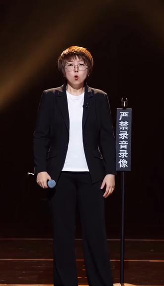 现在我经常对老公耍流氓,总觉得两口子要是太正经,日子真的会很无趣~
我还会主动拉着他聊那些“流氓话题”——毕竟一个男人要是连对自己老婆都不好色了,那这个家...
#dou上热门 #搞笑 #脱口秀 #夫妻日常 @DOU+小助手