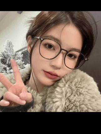 大脸姐妹也能轻松驾驭,戴上后超级显脸小,秒变精致女神!不想化妆的时候戴上它,素颜也能美美出街,赶紧入手一副吧,让你美过所有人!