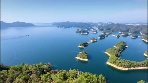 这里因兴建水库而导致29万人离家搬迁,这里注入水源后,致使众多山丘沉入水底,也就形成了1000多个岛屿,这里也是国家第一个五年计划中的一个项目,那么,您知道这是哪里吗?这里就是杭州的另一张名片,位于杭州淳安的千岛湖。