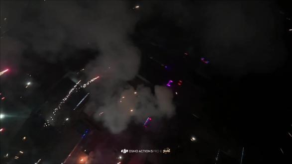 感受烟花的冲击力#穿越机 #烟花 #拍摄技巧#大疆