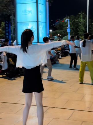 @白雪 不论年龄,无关基础,成人舞蹈欢迎每一个热爱舞蹈的你。#这杯茅台酒敬我的闪光时刻 #广场舞 #净享泡沫沐浴露 #舞奇迹 #