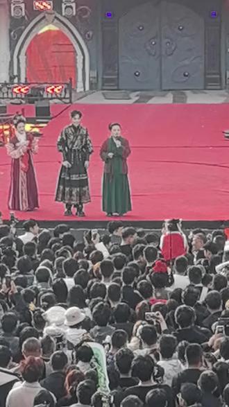 发红包给了三个小女孩,高迪想要女儿#万岁山高迪 #精彩高迪@精彩高迪 @黑暗萝莉大美