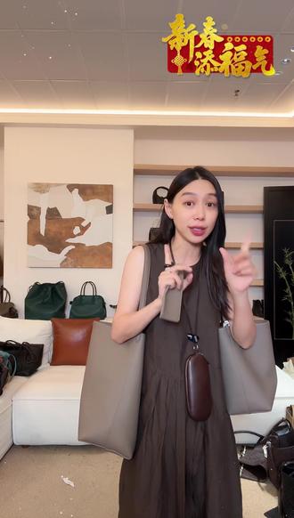 这款包包我买了好几次了,每次都断货,这次终于抢到了,就是lastic的绑带水桶,它是肉家的同款。肩带配件超级方便实用,而且肩带的设计非常贴心,可以解放双手,让你轻松出行。这个包包简直太棒了,它采用的是头层牛皮材质,是一款秋冬季节必备的单肩包,我已经迫不及待的想要背出门了。#绑带水桶包包 #包包推荐 #好看的包包分享