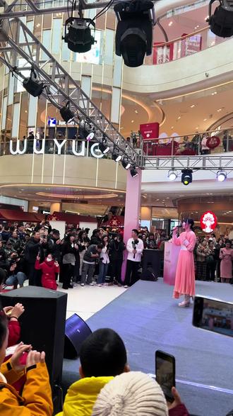 娇龙月季 2月3日13时,“花开两地.传情千里——万朵云南娇龙月季送新疆”活动,在乌鲁木齐会展吾悦广场举行,1.3万枝云南娇龙月季免费赠送给新疆人民 。#人山人海太热闹了 #商场随拍 #一道美丽的风景线 #大美新疆 #演出现场拍摄