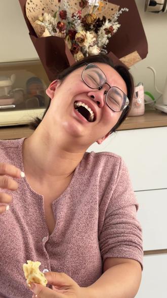 今天女儿跟电视学一句八格牙路,大家看看我老婆她这是笑还是哭?