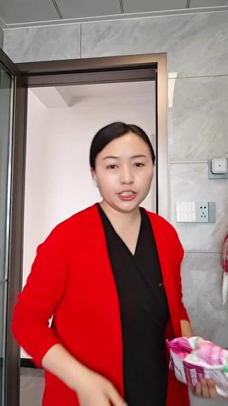 在此给各位带货博主和主播们道歉了,我冤枉大家了,当然我也被打脸了,没有骗大家这个公仔洗衣粉居然把我一年没洗干净的校服袖子洗的白白净净#好物分享 #公仔洗衣粉 #好物测评推荐 #洗衣神器