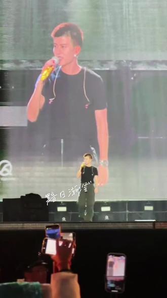 其实我们都知道,人生就是不断遇见,又不断分开的过程。每个人都会有自己要走的路,有自己要奔赴的生活,慢慢的,就会因为各种各样的原因,各奔东西。没有人能一直陪在谁身边,我们都会因为生活,因为距离,因为各种各样的身不由己,慢慢疏远,慢慢走散。但是我们能相遇在一起,真的是很不容易,从陌生到熟悉,从相聚到相伴,可好像谁也没办法保证,能一直陪对方走下去。正因为相聚短暂,所以我才格外珍惜我和他还有和每一个好朋友每一个同行路上的知己、朋友、同伴……珍惜我们在一起的每一分每一秒每一刻,所有的所有我都想认真记住🥹🥹#任嘉伦 #追星