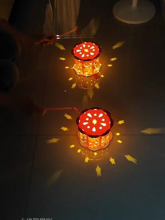 中秋就要来了,给孩子安排这种中秋投影花灯,也太漂亮了!寓意中秋团圆,特别好看,还能锻炼孩子的动手能力!#中秋节手工灯笼 #中秋节灯笼 #自己玩的不亦乐乎 #中秋灯笼