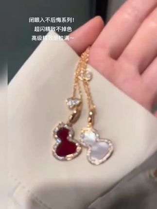 哇塞!美迷糊了~bling bling闪到了小心巴上 #项链 #锁骨链 #这个项链我好喜欢 #时尚饰品 #葫芦项链