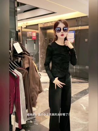 这个版型特别显瘦,不管你是单穿还是叠穿都很好看。它是那种很显身材的款式,但是又不会太暴露,就是恰到好处的那种感觉。而且这个扎染的设计真的很高级。#时尚气质穿搭 #穿出高级感 #气质穿搭