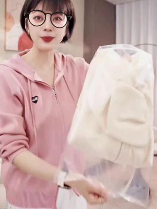 #秋冬都市硬核穿搭 秋冬新款显瘦连帽双拉链针织衫上衣#秋冬穿搭新鲜感在线 #早秋穿搭三分钟出门不是梦 #秋季微胖穿搭测评 #初秋一周不重样穿搭 @DOU+小助手