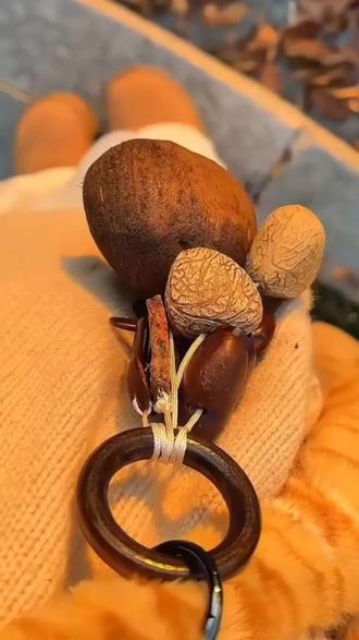 天然果壳摇铃!声音疗愈超解压! 天然植物果壳做的摇铃挂饰,每一件都独一无二!摇一摇声音柔和清脆,像清泉流过耳边,帮你放松身心、减轻压力~ 挂包包或车里都超合适,还能代写贺卡当礼物送朋友哦!#疗愈 #声音疗愈 #乐器 #音乐 #520必备送礼清单快来抄作业