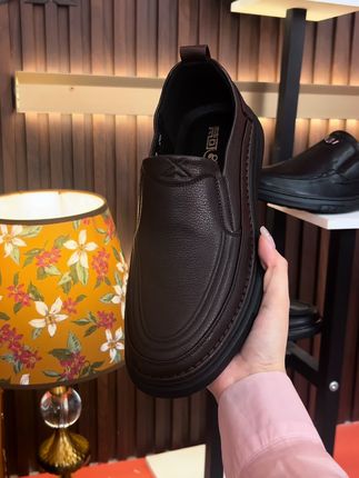 哪位帅哥喜欢我手里的鞋子的?抓紧来我直播间。#软底软面穿上超舒服 #好穿又好搭 #休闲皮鞋男 #爸爸鞋 #好鞋推荐