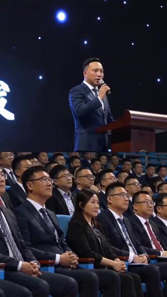 圆规为什么可以画圆?因为脚在走,而心不变。
你为什么不能圆梦?因为心不定,脚不动。#老板思维#苏引华