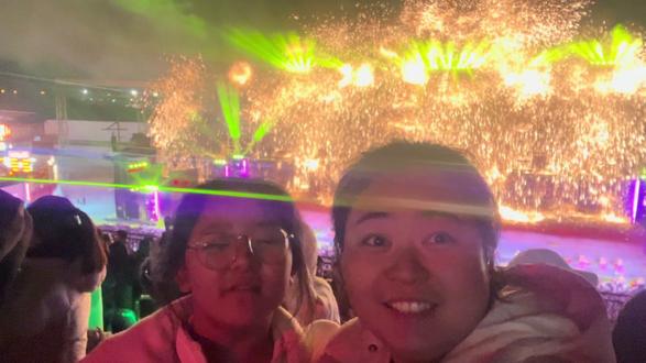 打卡司徒小镇 节假日出行人多人多人多~
🎫门票各大平台和现场价格一样的,138,168。以及往上。
🅿️停车我们是停在附近村里,收费20元。
⚠️各种免费的吃的味道还不错,主要是人多,排队很费事。
⚠️一定当时进的时候,刷脸刷正确,里面的一些免费的食物及演出进门都需要刷脸的。
晚上的氛围灯光,会让人觉得票价值回来了,很惬意。
⚠️各种游乐设施小朋友都很爱玩,主要包含门票里面,外面玩一次不得 2 30~
⚠️小吃街我们是去晚了,很多都收摊了,大概晚上11点多去的。福鼎肉片还是不错的。10元很推荐!
⚠️非遗打铁花,我们是晚上11点半开始的人还是很多的,现场氛围很棒!#司徒小镇