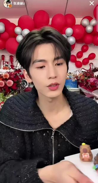 生日快乐呀张凌赫 28岁啦 #张凌赫 #张凌赫生日快乐
迟来的祝福 12.30#张凌赫 #追星日常 #生日快乐