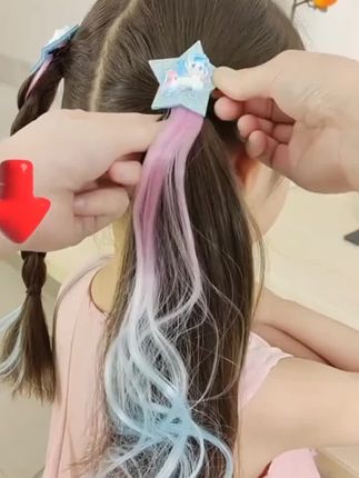 梦蜜】小马宝莉主题的儿童假发辫子 姐妹们,我最近挖到了一款超绝的儿童配饰!就是这个【梦蜜】小马宝莉主题的儿童假发辫子。它上面还有挑染和卡通五角星头饰,搭配着发夹,简直太可爱啦!女宝戴上瞬间就变身成了童话里的小公主,卷发造型俏皮又甜美,仿佛把小马宝莉的梦幻世界戴在了头上。家里有女宝的朋友可别错过,赶紧点击购物链接,看看吧 #儿童编发 #简单好看发型 #生女儿就是用来打扮的 #儿童发饰 #头饰发@DOU+上热门