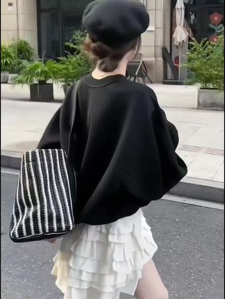 秋装穿搭一整套圆领宽松灯笼袖卫衣设计感松紧腰裙裤蛋糕裙两件套#甜美穿搭 #好看的衣服都在这里 #秋装穿搭 #无限回购的宝藏单品 #两件套女装