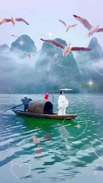 画在水中游,人在船上走。
