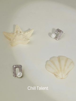 有点小钱的女生戴什么|能戴到80岁的珍珠🐚 珍珠的优雅永不过时! 而好质感的珍珠真嘟可以戴很久 简直是长期主义天菜 - 扶风星夜系列仿照的是倾倒的酒杯造型🍷 珍珠和锆石化为液体在杯中碰撞 仿佛酒液流动的痕迹被淡淡的留在了时光里 款式虽然华丽但尺寸很日常 所以既能日常通勤佩戴也能hold住重要场合~