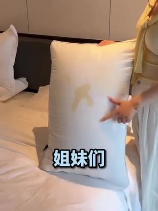 你们出去玩有没有见过酒店的床上有毛发之类的?我就见过,讲真的,酒店的床单被套不可能清洁到位的,都是简简单单过一遍,又是接触皮肤的东西,所以我都是自己带#一次性床单被套 独立包装 干净卫生 隔绝酒店床单被套,睡的超级安心。现在价格也优惠,速度囤起来吧。#住酒店的注意事项 #酒店攻略 #出差旅行必备 #好物推荐🔥