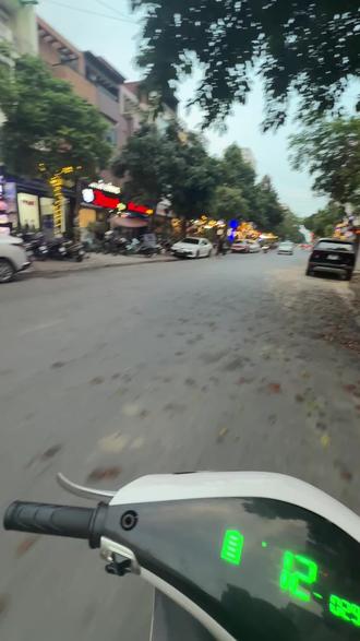 开上中国的雅迪在越南的街上行走