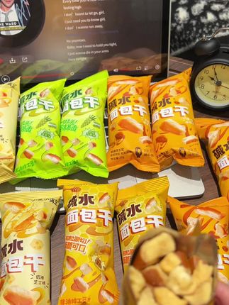 追剧来一包超好吃的碱水面包丁#减脂好物 #零食对我下手了 #美味零食 #懒人必备 #种草