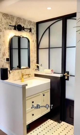 卫生间别砌整墙了!
半墙+玻璃隔断才是王炸
底部做隐形收纳盒
储物+颜值+干湿分离一步到位
小卫生间瞬间变大、变高级
装修直接抄这套作业!