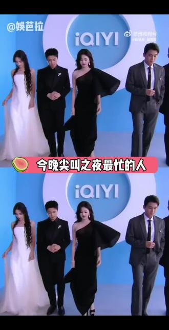 #2025尖叫之夜白鹿红毯 白鹿首穿全球高定黑斜肩裙惊艳亮相,比心撩发的互动更添女人味,自信又灵动🥰