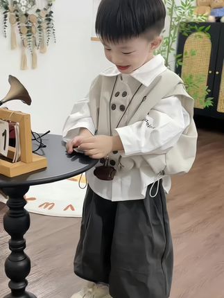 今天的爱意多于昨天 但远不及明天 我希望我的小小孩 他是一个勇敢的男孩 少一些遗憾 多一些快乐 他不必爱很多人 也不必执着于被爱 不辜负每一份热 也不必讨好每一份冷漠 三观正、明是非、懂感恩 懂得的道理比我多 看过的世界比我 我希望他可以活成自己喜欢的样子 独立而坚强 温暖而明亮 勇敢而自信#每个幸福瞬间都值得被记录 #我的男孩#萌娃穿搭 #高品质童装 #早秋穿搭