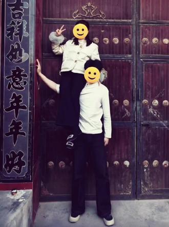 新的一年 顶天立“弟”
新中国没有奴隶,除非你有个姐~
#姐弟扛肩 #等等我先摆好造型