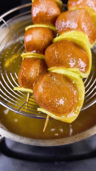 周末在家就忍不住炸两串,土豆片卷火腿#美食制作分享 #火腿肠新吃法 #街头小吃 #抖音趣胃计划 #土豆的神仙吃法