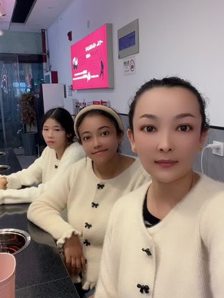 我们三个儿媳妇来吃火锅了
