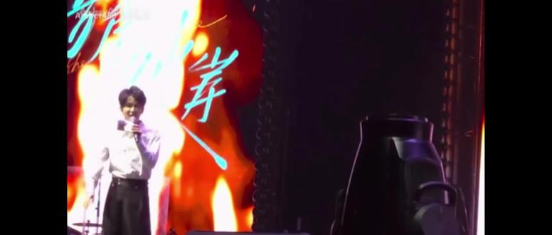 #肖肖主持人#云旗#郝熠然 云旗:肖肖老师接的住,肖肖老师:我是谁,我在哪,原来我加入了灯光组,#灯泡老师