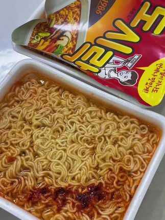 #创作灵感 面条很劲道,而且没有油包,#自律期 放心吃!#泡面 #八道拉面 #哇又便宜又好吃