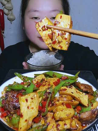 湖南正宗攸县香干,豆香味浓郁,又软又嫩,可以蒸 和炒超好吃。#攸县香干 #家常菜 #妈呀太香了 #无辣不欢 #美食