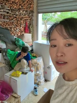 江一一真的是雷打不动的每天中午跟着我一起打包发货我们的小黄菊花,从出生到现在离开我身边没超过半天的,完全是我一个人带到这么大,所以很黏我#小黄菊 #菊花茶