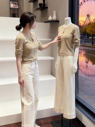 摩天轮在黄昏里镀上金边,当黄叶树把秋意织进风里,这套浅卡其针织开衫+米白卷边牛仔裤,是秋日质感穿搭,针织开衫的柔糯触感,搭配精致领口设计,将温柔与干练平衡得恰到好处;米白卷边牛仔裤的宽松剪裁,既藏肉又显腿直,卷边细节更是给复古感加了分,同色系厚底鞋与手提包的呼应,让整体造型从里到外透着“精心搭配却毫不费力”的高级感#早秋姐感气质穿搭 #早秋各式各样的平价上衣分享 #轻松摆脱路人感的韩系穿搭 #针织衫 #都市通勤旅游两相宜look