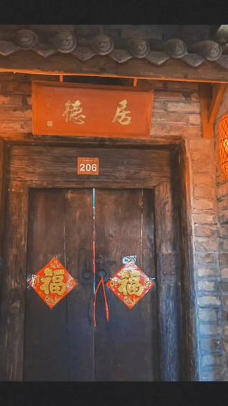 我想,兄弟姐妹这一页,应是血脉羁绊,手足情深,亦或是休戚与共,守望相助,我细数,我珍重。你们是命运赐予我的分身,让我在人间多了几处心跳的共鸣。血脉是条看不见的绳索,将我们捆成永不散场的星群。
你们是我灵魂的备用钥匙,总能在我最封闭时打开心门。你们是我对抗世界的盾牌,也是我最柔软的软肋。此生有幸同根生,来世愿做连理枝。