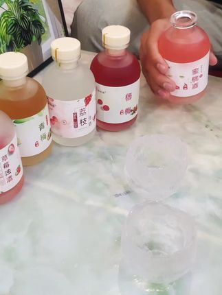 以前觉得女孩子喝酒了那就是变坏了,现在知道正是不想变坏所以才选择喝酒,对于喝酒的人来说,这不是酒,这是有温度的江河#微醺时刻 #果酒 #口感特别好 #酒是天上水越喝人越美
