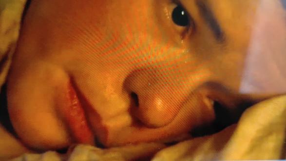 18岁那年读《呼啸山庄》,哭得难以自抑,为那场发生在荒原上狂烈又悲惨的爱情。如今四十多岁,再看2026版电影,尽管改编了许多,心情却依旧久久无法平静。
这么多年过去了,我对这对青梅竹马的理解从未改变,但当时的我读不懂,怎么会有这样强烈且近乎偏执的情感。我知道希斯克利夫是那样孤独、偏执、冷漠,他的全世界只有凯瑟琳,她是他的光。而凯瑟琳自由、不羁、野性,他们从小相伴,灵魂如此契合,彼此爱之入骨,最终却败给了现实。现在却慢慢明白了,这就是现实里的恨海情天。我们没有荒原上那场惊天动地的宿命,却躲不过属于自己的、日复一日的煎熬。我们会爱而不得,会得而复失,会在无数个深夜里对着回忆独自流泪。我们会在爱里迷失,会在痛中清醒,会在放手与坚持之间反复拉扯,直到把自己消耗得身心俱疲。那些曾让你心痛的画面,你以为早就过去了,可总在某个不经意的瞬间,它依然会猝不及防地刺痛你,让你想要逃离,想要逃避。
人世间本就是循环往复的寻常与执念,要么是贪嗔痴慢疑,要么是名利权情欲,要么是傲慢与偏见,千篇一律。但他们的爱,早已不是“贪嗔痴慢疑”能概括的执念,也非“名利权情欲”可衡量的得失。它更像是一种生命的原力——野蛮、纯粹、不可驯服。它不讲究得失,不计后果,甚至不屑于被世俗理解。它不是一段关系,而是一场宿命,是两团火焰在荒原上相遇,燃烧彼此,也灼伤彼此,直至化为灰烬,也无法分离。
如今回头再看,看的早已不是爱情,而是人生的身不由己与求而不得。致敬青春,致敬那份刻骨铭心的真爱——它就在那里,始终在那里,提醒我们曾那样热烈地活过、痛过、燃烧过。也正因为被它狠狠爱过,我们才终于长成了如今这个懂得痛、也懂得慈悲的自己!#呼啸山庄 2026