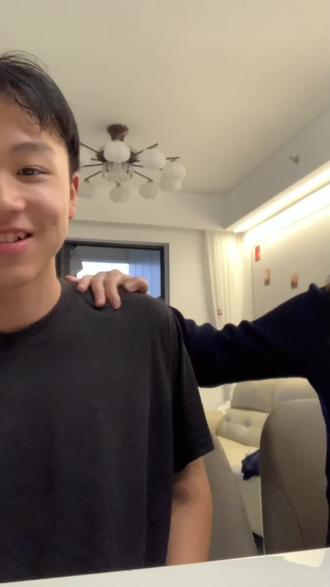 嗯对,就这么和朋友一起整老弟#家庭日常 #大学生 #弟弟 #抽象 #搞笑