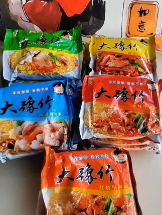 大豫竹方便面 到手箱有20包 有五种口味 红烧牛肉面 西湖虾味面 菌菇鸡汤面 麻辣牛肉面 香辣牛肉面 净含量:面饼+方便调料52克 面饼49克#方便面干嚼吃,泡着吃,煮着吃都可以#如果您正在寻找一款好的方便面,那你往这看
