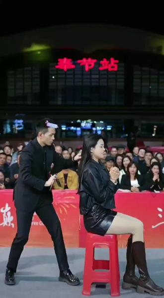 索图化身托尼老师,帮安顺设计全新发型!8年的托尼功底,这就叫做专业!#索图大舞台 @索图 @安 顺