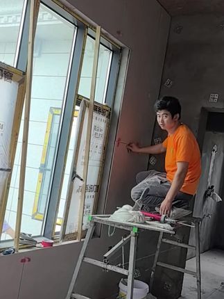 工具丢了骂我,拿错了吼我,看会手机用眼睛瞪我,在瞪,信不信我把你给换了#专业贴砖 #搬砖人