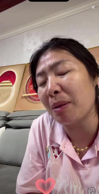 三号苏西拉经不起诱惑,这么小就着急搞对象,跟着咖喱姐工作工资比毛毛们还要高,吃好喝好住好,老板还帮忙修房子,多好的工作呀,都不好好珍惜,简直就是自毁前程。哎,一手好牌打得稀巴烂。人家娜娜就很聪明,从不搞对象,努力提升自己,去国外打工赚了好多钱把欠的债也还清了,准备买土地要回去盖房子了。#咖喱姐和卷卷直播录屏