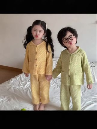 天气越来越热了,宝宝的家居服可以换成这种纱布的了,它是纯棉的纱布材质,上身柔软舒适又透气,而且还是长袖款,防止宝宝睡觉着凉,非常适合夏天穿,赶紧给宝宝安排起来吧!