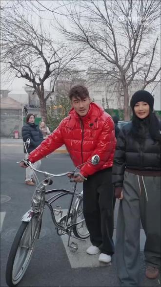 胡兵瞿颖街拍被大爷催发喜糖,友情之上,恋人未满!#婚姻情感 #爱情 #胡兵瞿颖