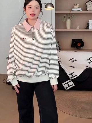 【知葵微胖定制】半糖周末—初秋韩版条纹翻领学院Polo衫 早秋约会就穿它!条纹悄悄优化身形比例,微胖姐妹也能穿出轻盈感;粉色翻领自带温柔滤镜,衬得肤色更显白,笑起来时领口的粉色像藏了小惊喜。搭配帆布鞋逛公园,或配半身裙去咖啡馆,轻松拿捏「甜而不腻」的约会氛围感。#大码polo #甜美穿搭 #大码甜妹穿搭